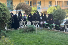اسکان زائران در اقامتگاه پردیس خواهران همزمان با مراسم وداع و تشییع رهبر شهید انقلاب
